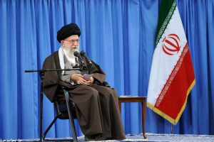 دوقطبی مجلسِ«دولتی- ضددولتی» دروغین است/ تکرار ادبیات«تندرو- میانهرو» هدف دشمن را تأمین میکند