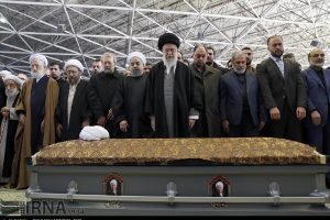 رهبر انقلاب بر پیکر آیت الله هاشمی رفسنجانی نماز خواندند