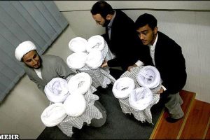 کسانی نباید لباس روحانیت بپوشند