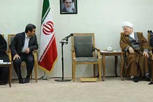 خوش و بش احمدی‌نژاد و هاشمی رفسنجانی در دیدار اعضای مجمع تشخیص با رهبری