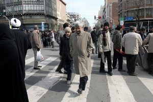 سعید جلیلی و پسرش بدون محافظ به سمت محل برگزاری نماز جمعه تهران