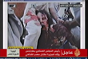شبکه های تلویزیونی تصویر تایید نشده ای از جنازه دیکتاتور لیبی منتشر کردند.