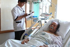 محمدعلی کشاورز، به‌علت شکستگی پایش دوباره در بیمارستان بستری شد.