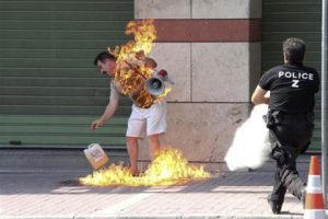از برترین عکس‌های ۲۰۱۱ رویترز _خودسوزی مرد بدهکار در برابر بانکی در یونان