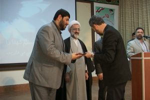 اگر کسی یک لحظه از ولایت غفلت کند در نظر مردم مردود می شود