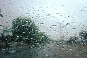 غافلگیری مسافران گیلان از بارش باران/کاهش ۲۰ درجه‌ای دمای گیلان