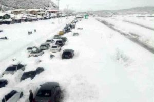 ترافیک سنگین در محور امامزاده هاشم به رشت؛ ۳ محور مواصلاتی گیلان هنوز مسدود است