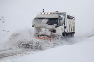 ادامه انسداد برخی محورهای گیلان به دلیل بارش برف سنگین و کولاک