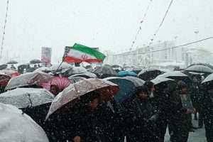 راهپیمایی یومالله ۲۲ بهمن در استان گیلان برگزار شد؛ تجدید پیمان با آرمانهای انقلاب زیر بارش شدید برف