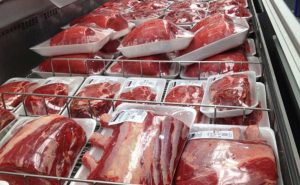 ۲۷۴ تن گوشت منجمد در فروشگاه‌های زنجیره ای گیلان درحال توزیع است