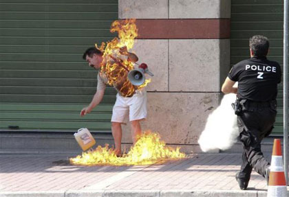 از برترین عکس‌های ۲۰۱۱ رویترز _خودسوزی مرد بدهکار در برابر بانکی در یونان