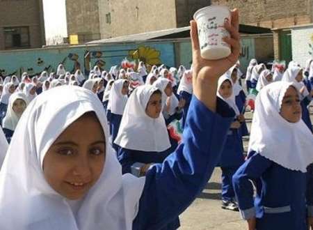۲۴۰ هزار دانش آموز گیلانی با شیر رایگان تغذیه می شوند
